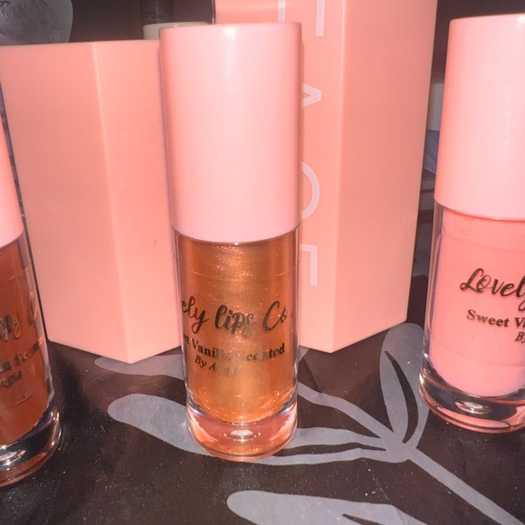 Lip Gloss Smells like sweet vanilla🫦 - Picture 5 of 7